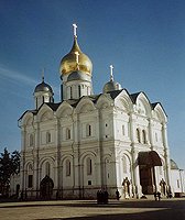 В день памяти преподобной Евфросинии Московской Святейший Патриарх Кирилл совершил молебен в Архангельском соборе Московского Кремля